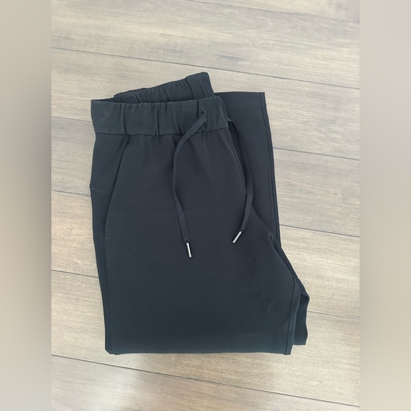 Lululemon Jersey Classic-Fit Mid-Rise
Jogger/ croped/ size 8 . - Picture 7 of 7